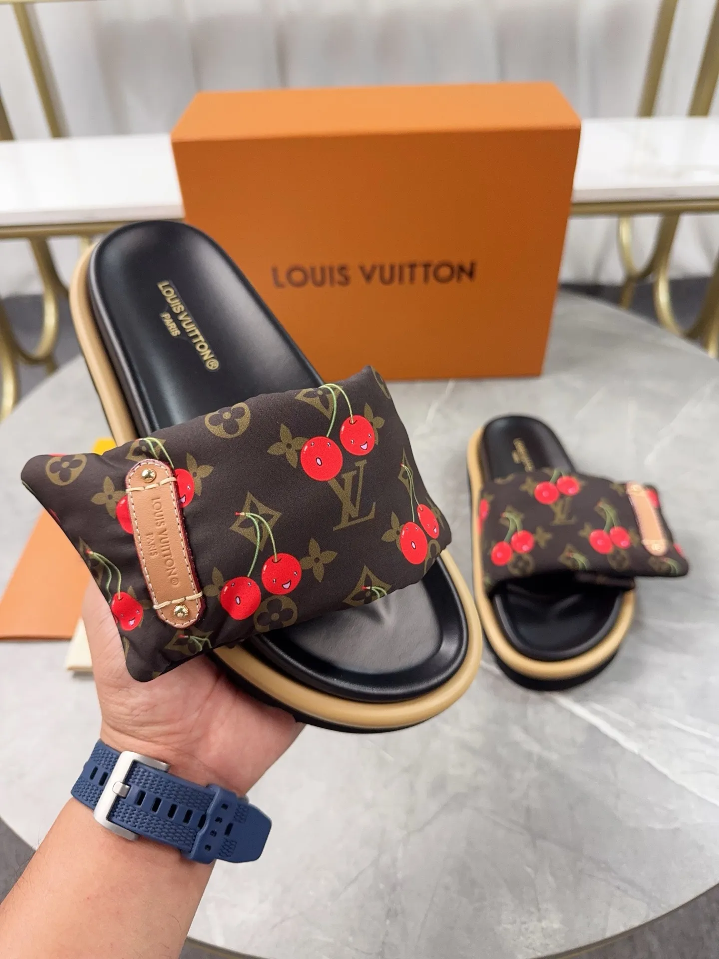 👟👟Ex-factory price 360👟👟 LV Donkey Brand L Family 2025 Hot Style Embossed Logo Embossed Sandals This Pool Pillow Comfort flat sandals are made of technical fabrics and use high-frequency embossing technology to reinterpret the Monogram pattern. Soft padded upper with adjustable Velcro, comfortable and tough insole adds harmonious colors ▪️Fabric: Original customized technical fabric ▪️Lining: soft sheepskin lining ▪️Sole: Original open-molded rubber foam outsole ▪️Size: 35-45